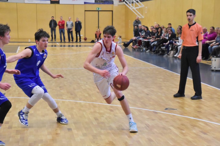 Benjamin Höhmann (weißes Trikot, Regnitztal Baskets/JBBL), Copyright: Brose Bamberg Youngsters