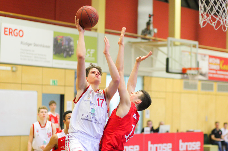 Benni Höhmann (weißes Trikot, Regnitztal Baskets/JBBL), Copyright: Brose Bamberg Youngsters