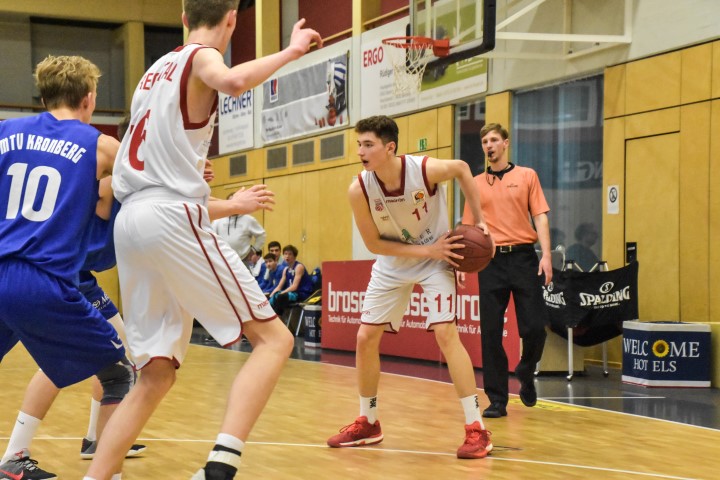 ay Bruhnke (rechts, weißes Trikot, Regnitztal Baskets/JBBL), Copyright: Brose Bamberg Youngsters