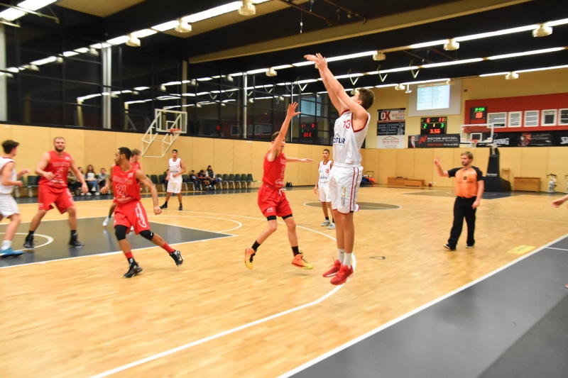 Henri Drell (mittig, weißes Trikot) von den Regnitztal Baskets (Copyright: Brose Bamberg Youngsters)