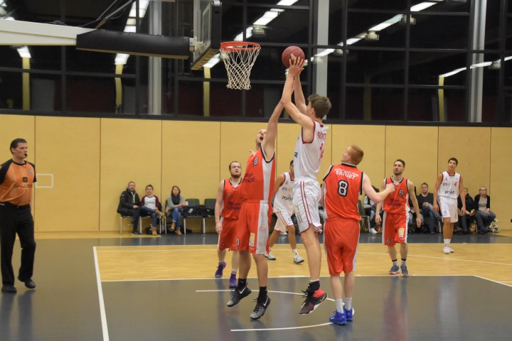 Andreas Nicklaus (Regnitztal Baskets, mittig), Copyright: Brose Bamberg Youngsters