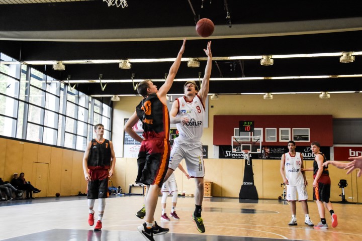 Heinrich Ueberall (rotes Trikot, Regnitztal Baskets/Regio2), Copyright: Brose Bamberg Youngsters