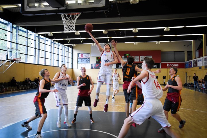 Jona Hoffmann (mittig weißes Trikot, Regnitztal Baskets/Regio2), Copyright: Brose Bamberg Youngsters
