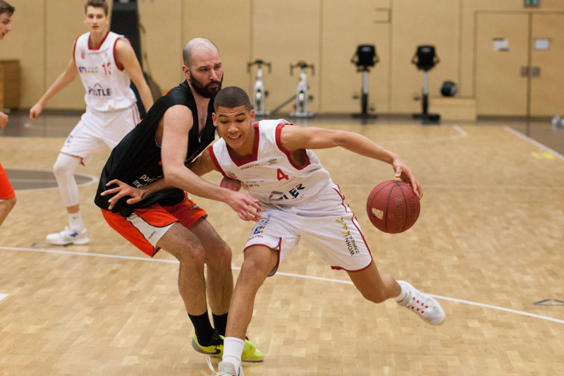 Nicholas Tischler (weißes Trikot, Regnitztal Baskets/2.Regionalliga), Copyright: Brose Bamberg Youngsters