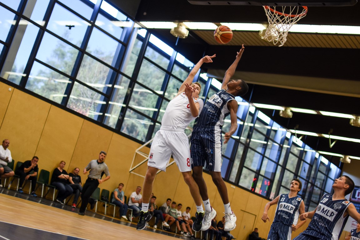 Levin Günthner (Regnitztal Baskets, weißes Trikot / JBBL) - Copyright Brose Bamberg Youngsters – Lina Ahlf