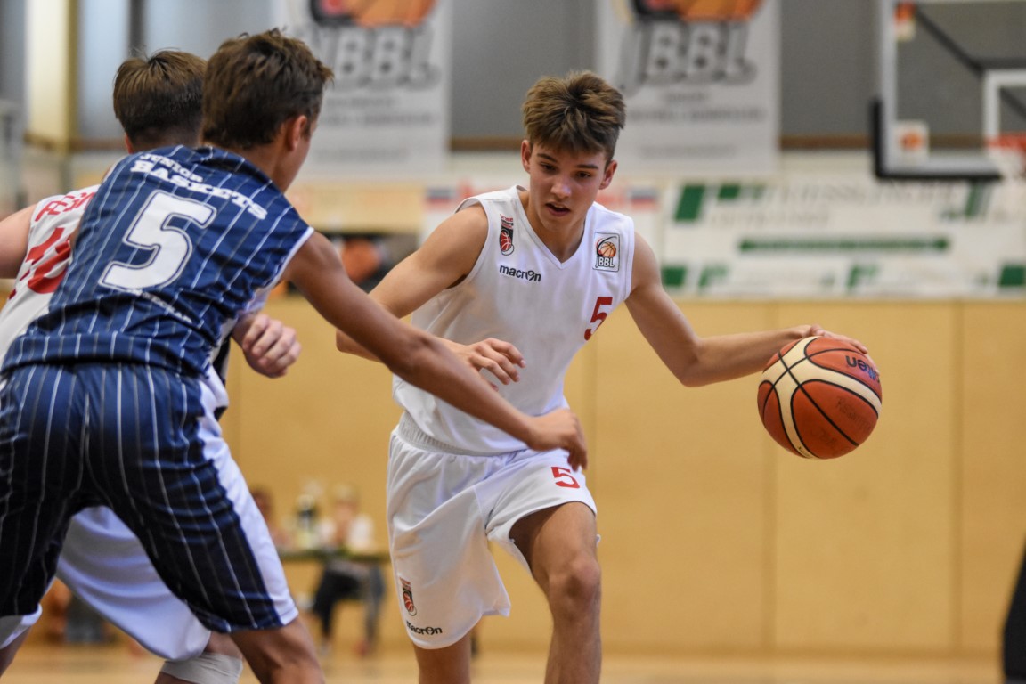 Nico Böhm (Regnitztal Baskets, weißes Trikot / JBBL), Copyright Brose Bamberg Youngsters – Lina Ahlf