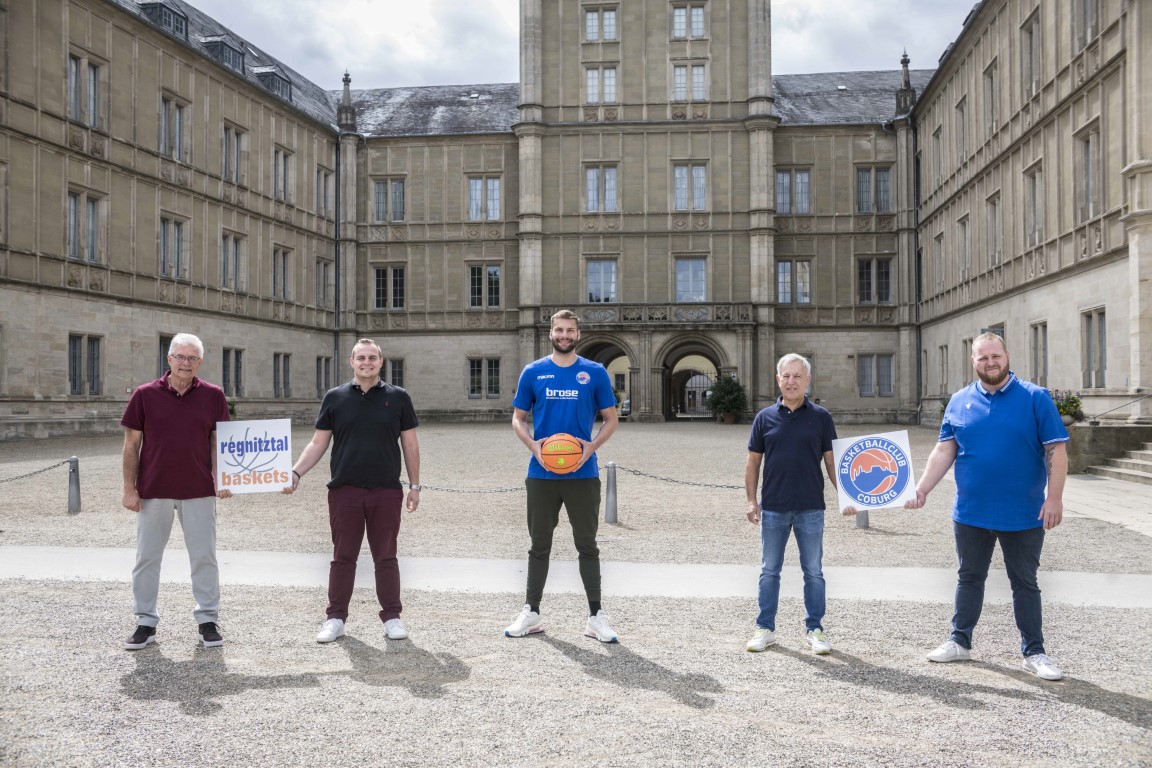 v.L.: Jürgen Stäudler (Manager Regnitztal Baskets), Michael Stäudler (Vorstandsmitglied Regnitztal Baskets), Christopher Wolf (Spieler BBC Coburg), Wolfgang Gremmelmaier (Geschäftsführer BBC Coburg), Carsten Richter (Kaufmännischer Leiter BBC Coburg)